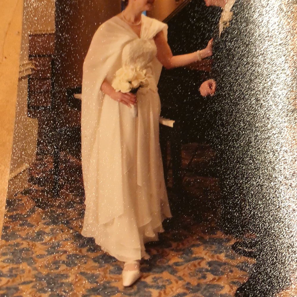 Bergdorf Goodman Carmen Marc Valvo white and cream dress with custom made shawl. - Picture 5 of 5